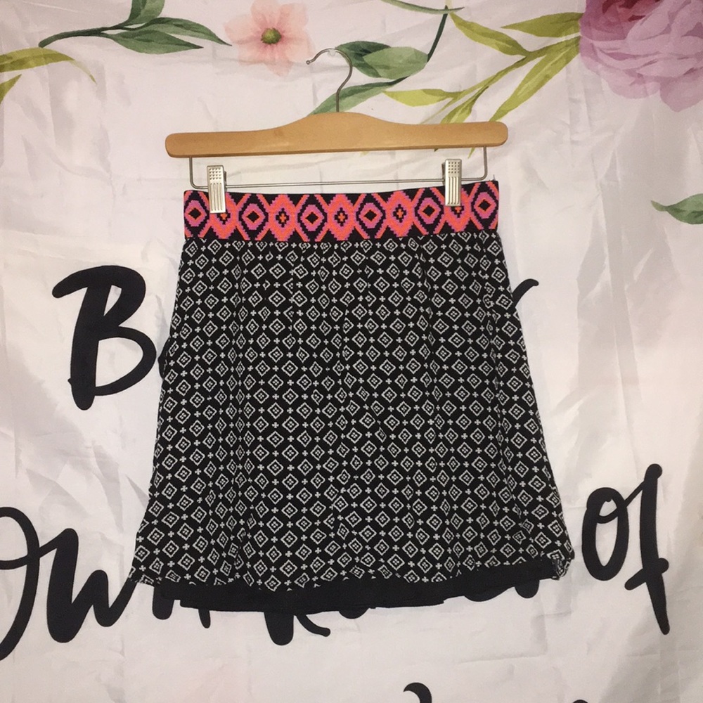 Mini skirt with diamond shape on it